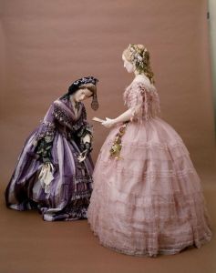 1858. une robe de taffetas et la même robe de bal Victoria et Elizabeth