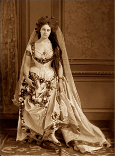 1863. La comtesse de Castiglione en Dame de Cœur vers 1863, par Pierre-Louis Pierson à Paris.