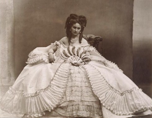 1863. Photographie de la comtesse de Castiglione, dite à l'éventail, sous le titre de Elvira en