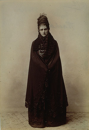 1893. La comtesse de Castiglione, enveloppée de voile et châle en crêpe noirs
